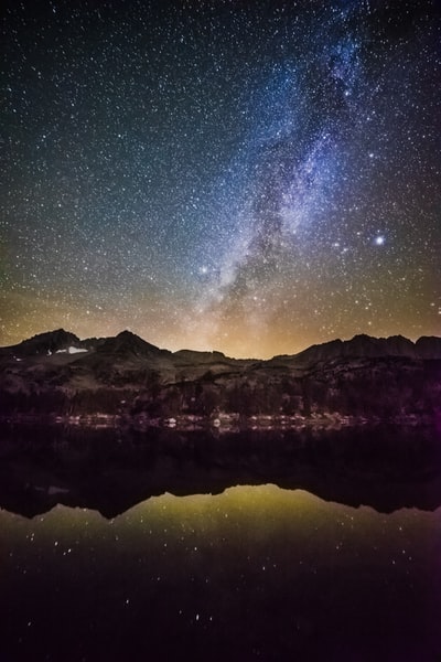 晶莹的湖边山上星光灿烂的夜空